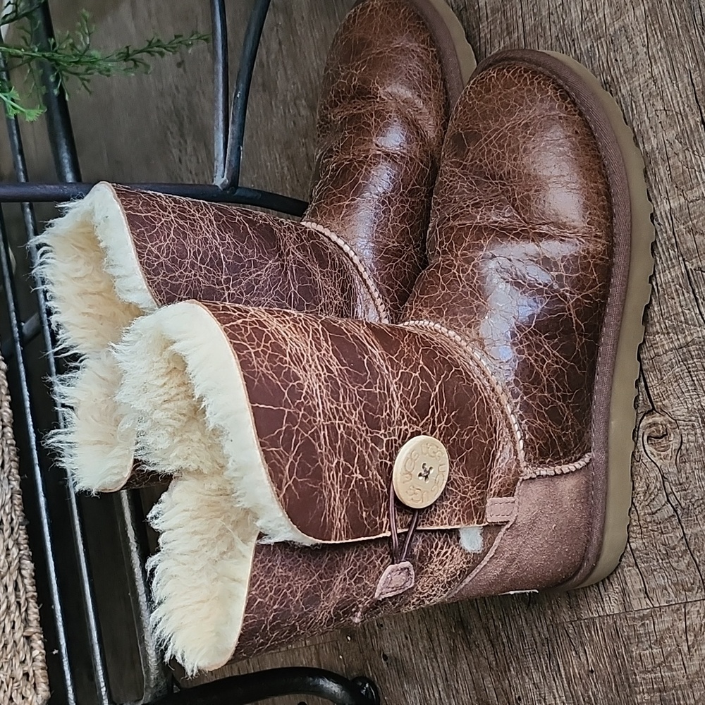 Ugg Bailey Button Krinkle - image 3